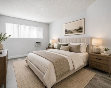 1030 N Orange Grove Avenue - Photo Thumbnail 4