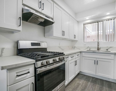 1030 N Orange Grove Avenue - Photo Thumbnail 2