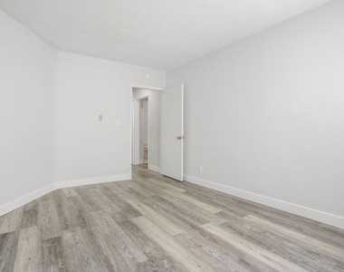 1030 N Orange Grove Avenue - Photo Thumbnail 8