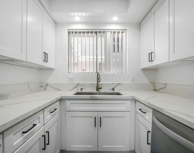 1030 N Orange Grove Avenue - Photo Thumbnail 3