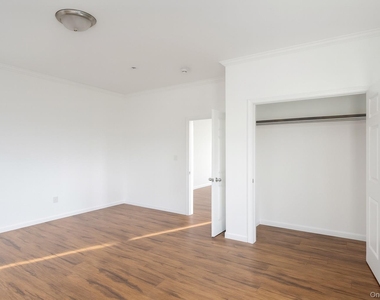 422 Broadway - Photo Thumbnail 6