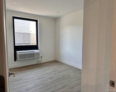 362 W Merrick Road - Photo Thumbnail 4