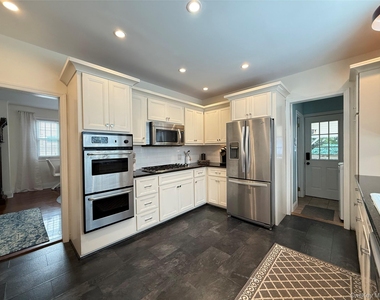 31 Jacobson Avenue - Photo Thumbnail 6