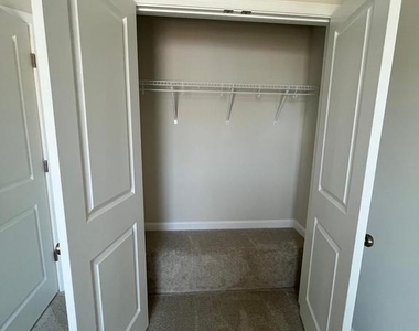 390 Seeback Drive - Photo Thumbnail 17