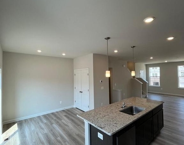 390 Seeback Drive - Photo Thumbnail 10