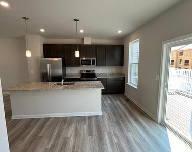 390 Seeback Drive - Photo Thumbnail 7