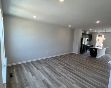 390 Seeback Drive - Photo Thumbnail 13