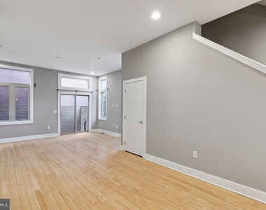 1130 N Front Street - Photo Thumbnail 5