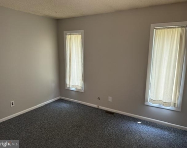 213 Uxbridge - Photo Thumbnail 4
