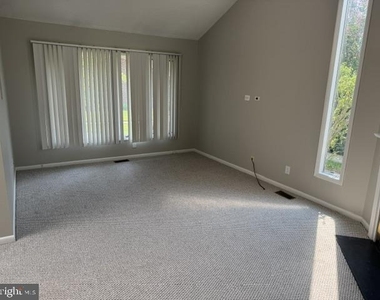 213 Uxbridge - Photo Thumbnail 2