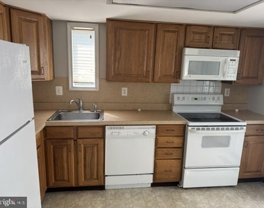 213 Uxbridge - Photo Thumbnail 1