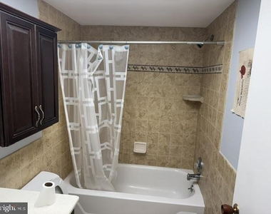 213 Uxbridge - Photo Thumbnail 5