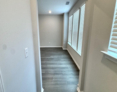 1080 Manorhaven - Photo Thumbnail 11