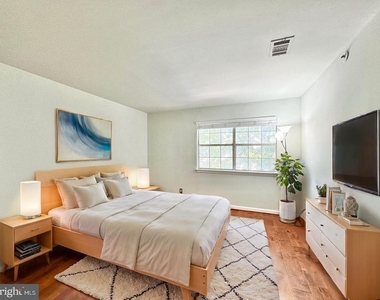 5716 Chapman Mill Drive - Photo Thumbnail 15