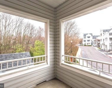 10806 Warfield Place - Photo Thumbnail 23