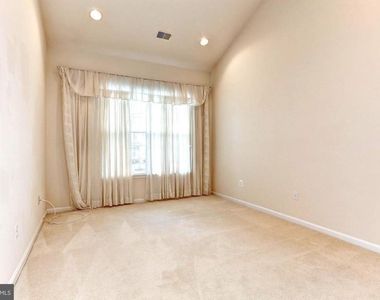 10806 Warfield Place - Photo Thumbnail 15