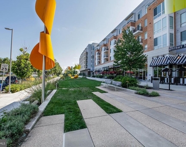 10806 Warfield Place - Photo Thumbnail 25
