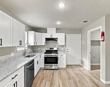 106 Hague St - Photo Thumbnail 2