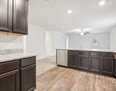 1040 Riverdale Cv - Photo Thumbnail 7