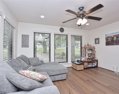 5101 Rain Creek Pkwy - Photo Thumbnail 12
