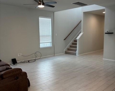 404 Black Opal Dr - Photo Thumbnail 3