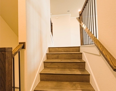 225 John Webster St - Photo Thumbnail 3