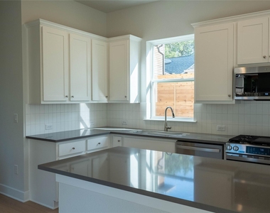 2705 Wilson St - Photo Thumbnail 5