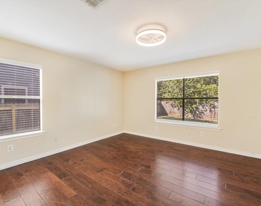 6808 Luckenbach Ln - Photo Thumbnail 11