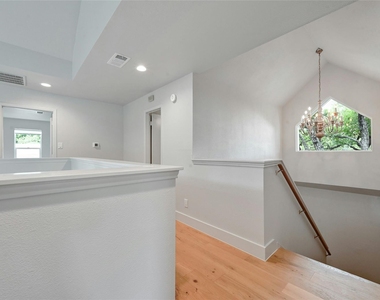 1305 Kenwood Ave - Photo Thumbnail 16