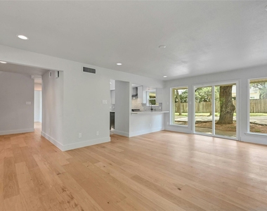 1305 Kenwood Ave - Photo Thumbnail 4