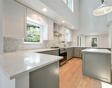 1305 Kenwood Ave - Photo Thumbnail 8