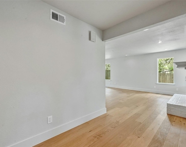1305 Kenwood Ave - Photo Thumbnail 2