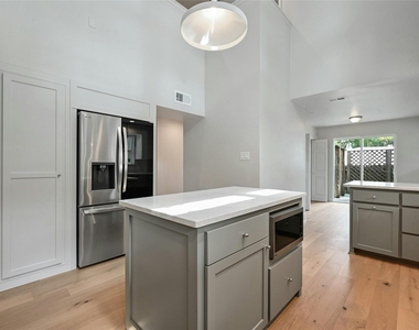 1305 Kenwood Ave - Photo Thumbnail 10