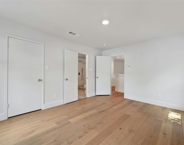 1305 Kenwood Ave - Photo Thumbnail 18