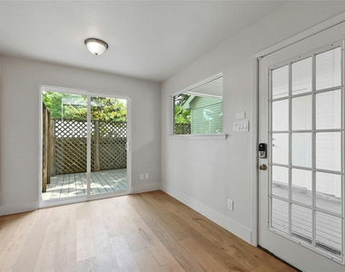 1305 Kenwood Ave - Photo Thumbnail 11