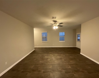 142 Jubilee Dr - Photo Thumbnail 2
