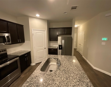 142 Jubilee Dr - Photo Thumbnail 8