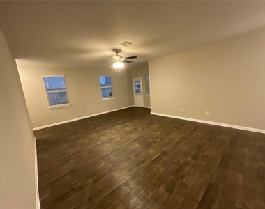 142 Jubilee Dr - Photo Thumbnail 3