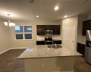 142 Jubilee Dr - Photo Thumbnail 4