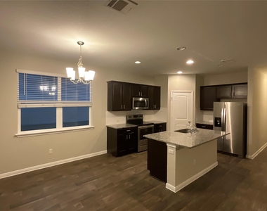 142 Jubilee Dr - Photo Thumbnail 5