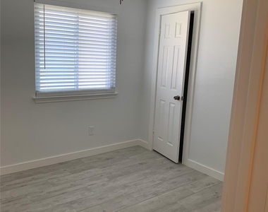 1010 Bodgers Dr - Photo Thumbnail 5
