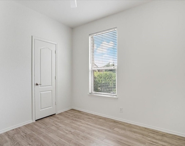 200 Rudy Ln - Photo Thumbnail 3