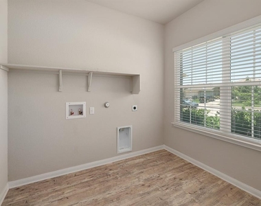460 Galway Bay Ln - Photo Thumbnail 7