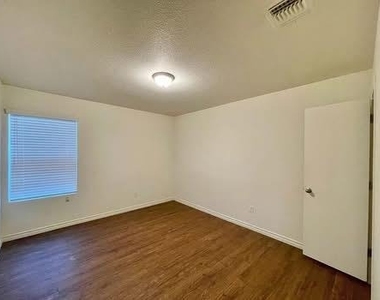 904 Lasso Dr - Photo Thumbnail 5