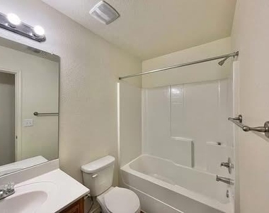 904 Lasso Dr - Photo Thumbnail 3