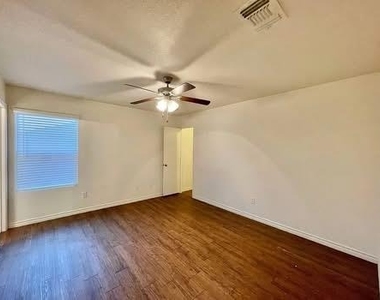 904 Lasso Dr - Photo Thumbnail 9