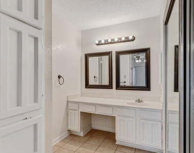 1202 Thorpe Ln - Photo Thumbnail 9