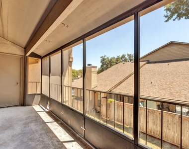 1202 Thorpe Ln - Photo Thumbnail 15