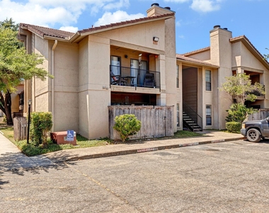 1202 Thorpe Ln - Photo Thumbnail 17