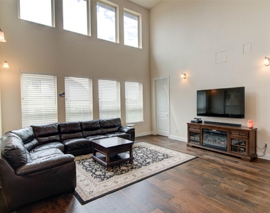 15621 Cabrillo Way - Photo Thumbnail 8